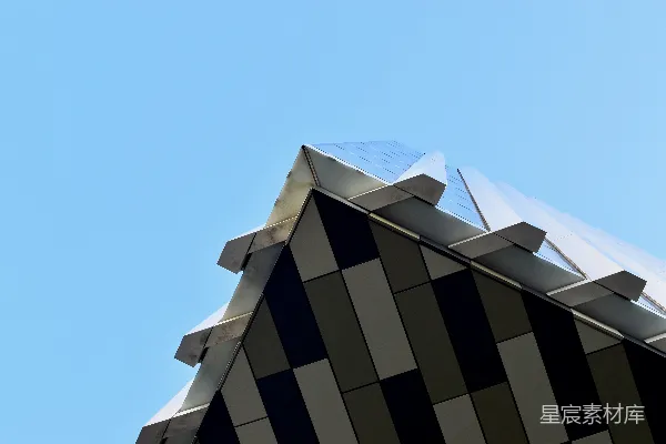 高清摄影 一座黑白相间的建筑物，背景是天空。
