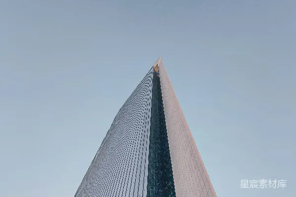 高清摄影 一座高大的建筑物，背景是蓝天。