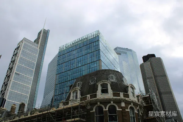 高清摄影 一座城市中的建筑周围有脚手架