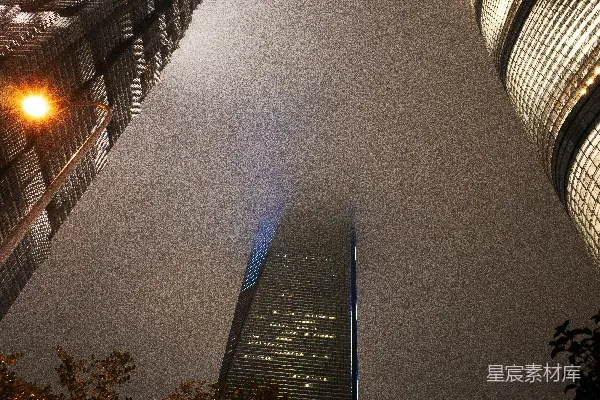 高清摄影 夜晚一座非常高大的建筑物矗立在城市之上。