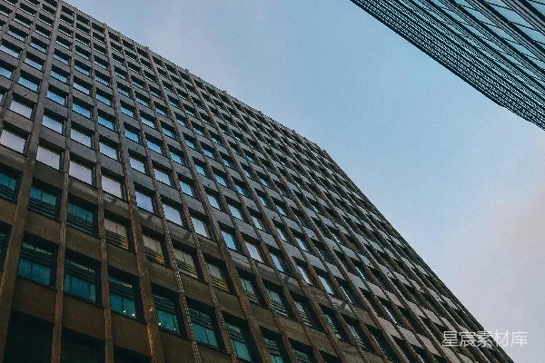 高清摄影 一座非常高大的建筑物，有许多窗户。
