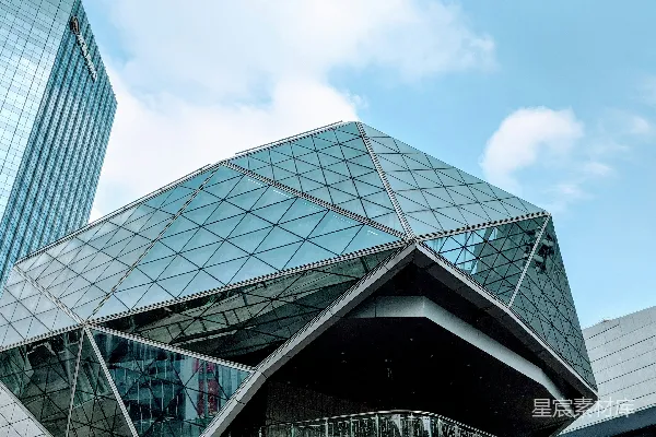 高清摄影 一座现代化的建筑，前面有一个螺旋楼梯。