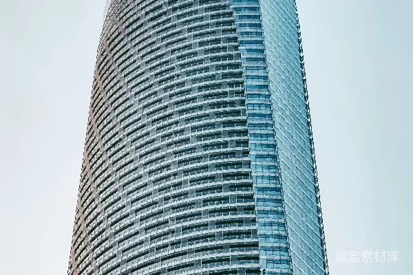 高清摄影 一座非常高大的建筑物，背景是蓝天。