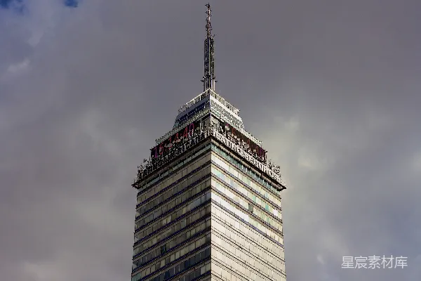 高清摄影 蓝天下的黑白混凝土建筑