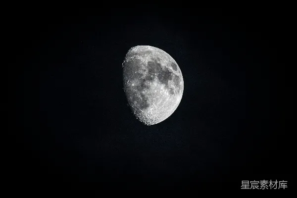 半轮明月悬挂在暗夜的天空中