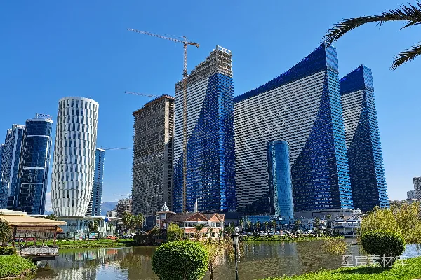 高清摄影 一座高楼林立的城市紧邻水域。