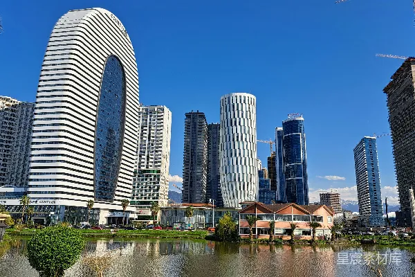 高清摄影 一座城市前面的湖泊，周围有高楼大厦。