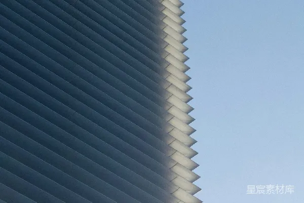 高清摄影 一座高大的建筑物，侧面有一个钟。