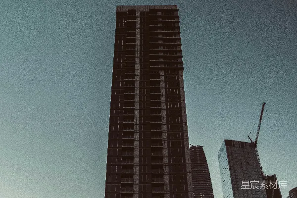 高清摄影 一座非常高大的建筑位于城市中央。
