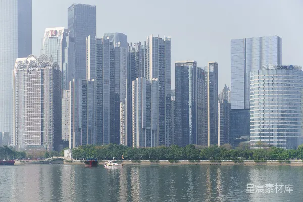 高清摄影 一片水域，背景中矗立着一排高楼。