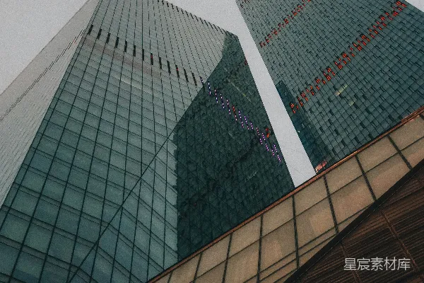 高清摄影 几栋高大的建筑物并排在一起。