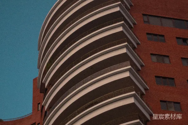 高清摄影 一座高大的建筑，其侧面有一个时钟。