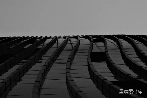 高清摄影 一张黑白照片，显示一座弯曲的建筑。