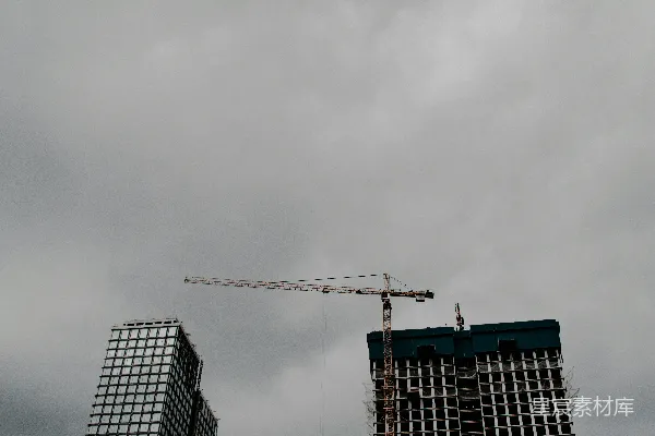 高清摄影 几座高大的建筑在阴云密布的天空下