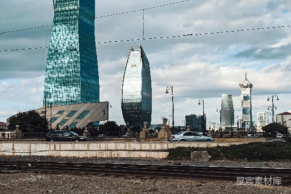 高清摄影 一座非常高大的建筑物紧挨着一条火车轨道。