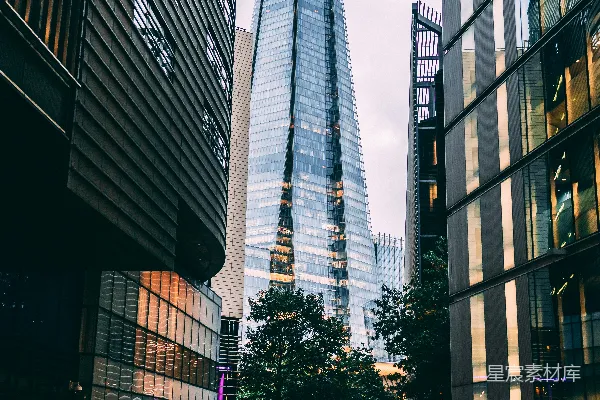 高清摄影 一群人沿着高楼林立的街道行走。
