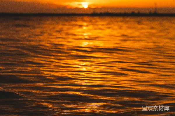 夕阳落下在一片水域之上