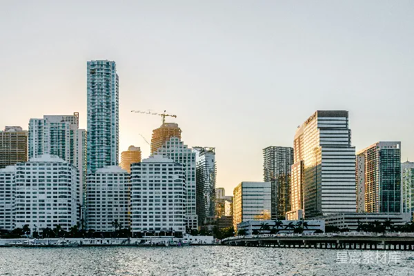 高清摄影 白天，水边有白色的混凝土建筑。