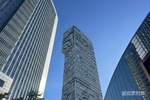 高清摄影 一座非常高的建筑，高耸于其他高大的建筑之上。