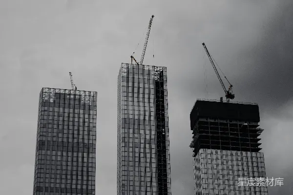 高清摄影 几座高大的建筑物在阴云密布的天空下