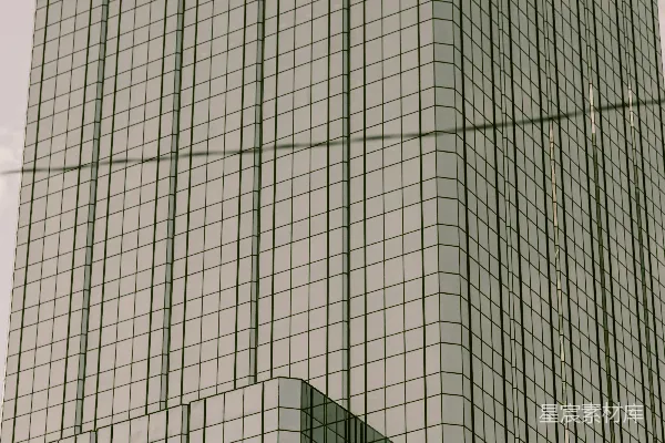 高清摄影 一座钟楼，钟面安装在建筑物侧面。