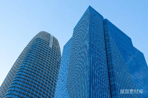 高清摄影 几栋高大的建筑并排坐落在一起。