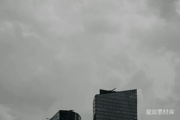 高清摄影 两栋高大的建筑物在多云的天空下