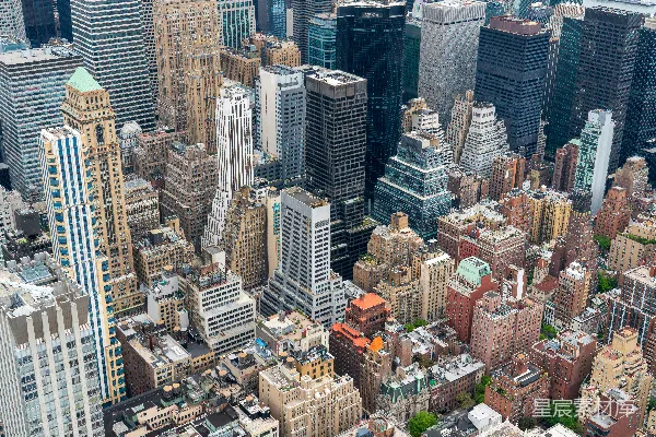 高清摄影 一座城市的空中俯瞰图，可以看到高耸的建筑物。