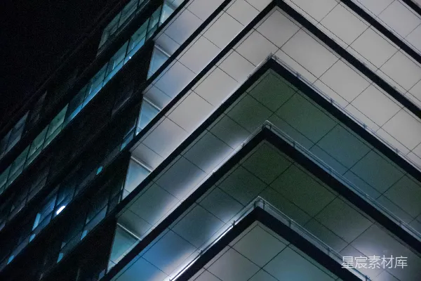 高清摄影 夜景中的标志性建筑结构。