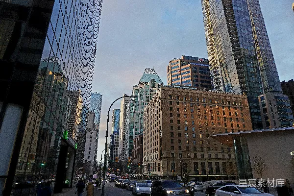 高清摄影 一条街道，两旁有许多高楼大厦。
