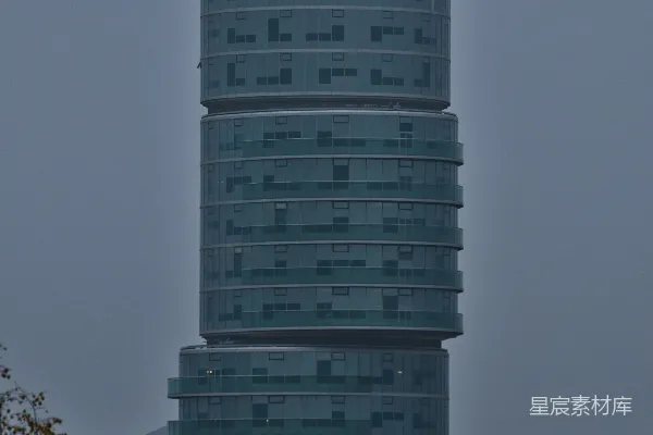 高清摄影 一座高大的建筑，顶端有一个时钟。