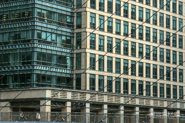 高清摄影 一座建在水体上的桥，前面有一座高楼。