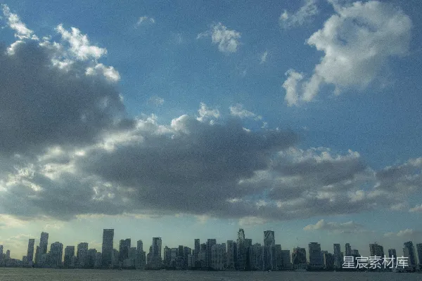 高清摄影 一片广阔的水域，背景中有一座城市。