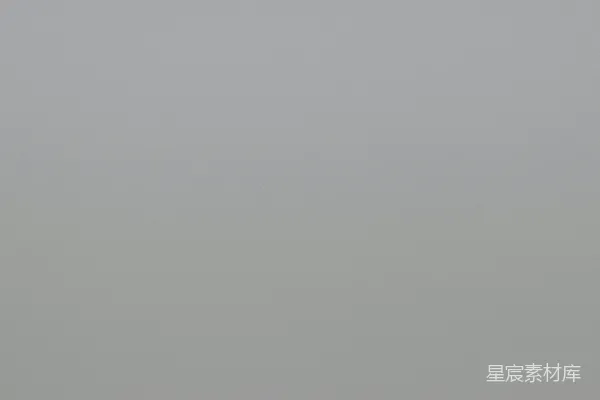 高清摄影 一架飞机飞过城市的上空，那里有许多高楼大厦。