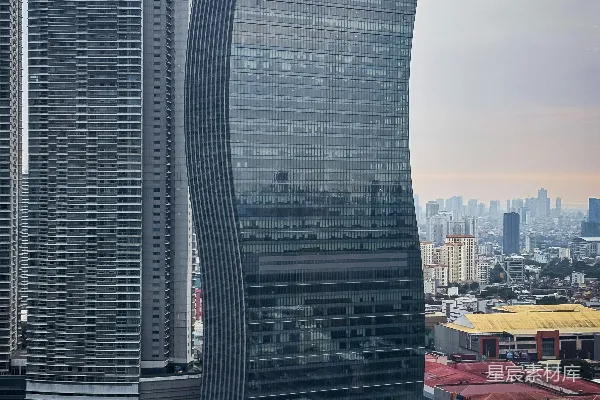 高清摄影 一排高大的建筑物紧挨着排列在一起。