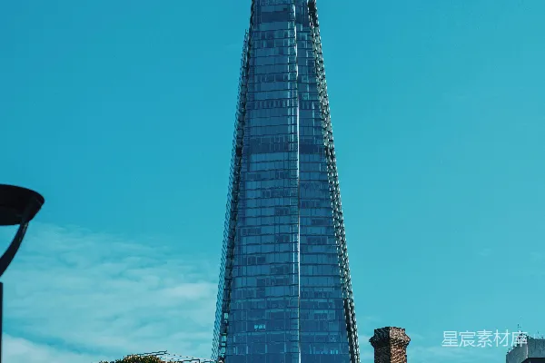 高清摄影 一座非常高大的建筑物，其尖顶也非常高。