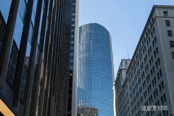 高清摄影 一条城市街道，背景中可以看到高大的建筑物。