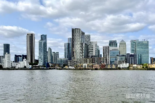 高清摄影 一片广阔的水域，背景中有座城市。