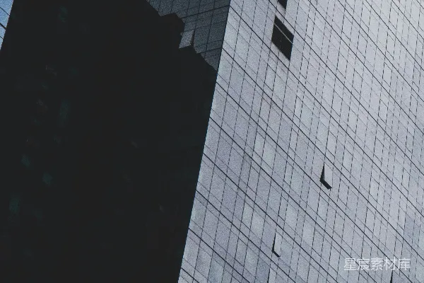 高清摄影 一座非常高大的建筑物，边上有一个钟。
