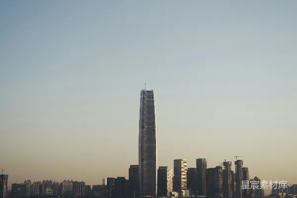 高清摄影 日落时的城市天际线，带有城市建筑的轮廓。