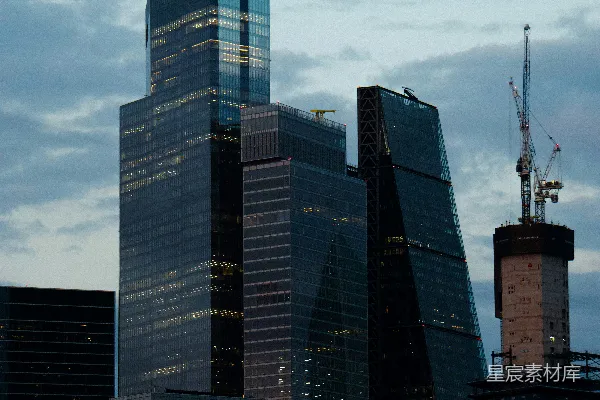 高清摄影 一座非常高的建筑矗立在城市之上。