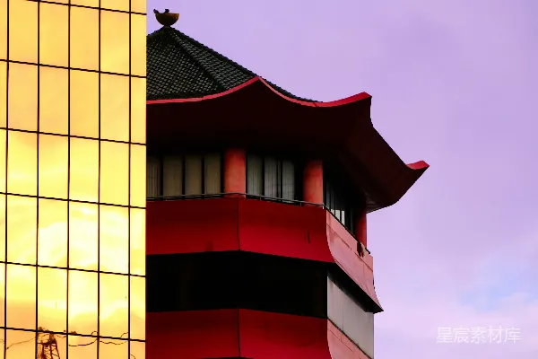 高清摄影 一座红色屋顶的高大建筑，旁边还有一座高大的建筑。