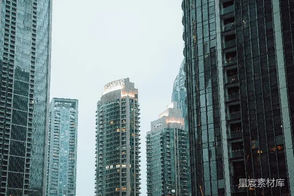 高清摄影 一排高大的建筑物紧挨着排列。