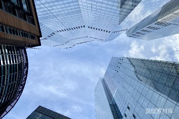 高清摄影 现代摩天大楼直指一片清澈的蓝天。