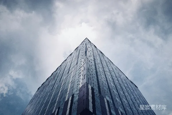 高清摄影 低角度拍摄的建筑物在阴云密布的天空下