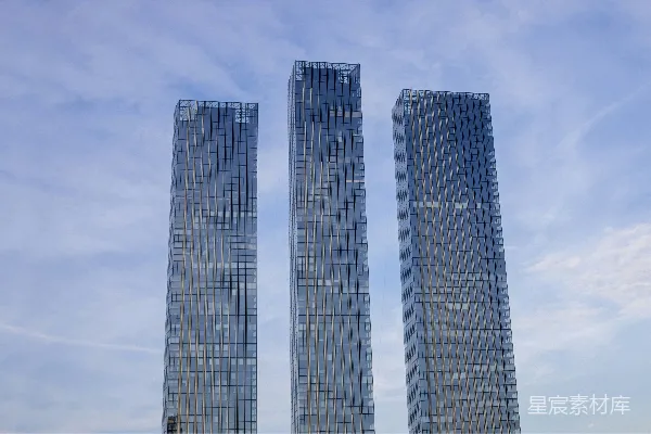 高清摄影 三座现代化摩天大楼在蓝天的映衬下