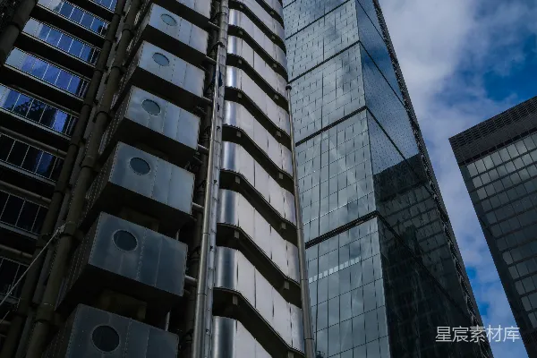 高清摄影 一座非常高的建筑物，有许多窗户。