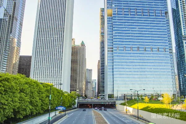 高清摄影 高层建筑下的隧道中白天通过车辆的航拍