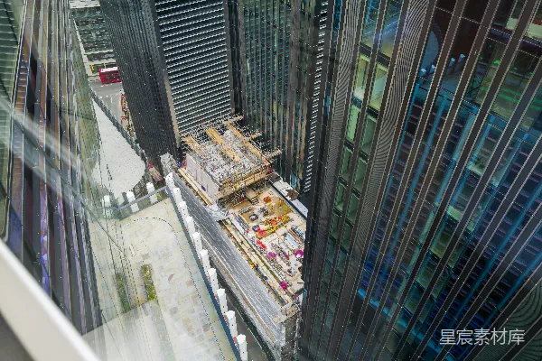 高清摄影 透过窗户看到的建筑工地景色