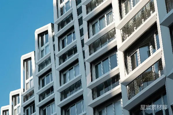 高清摄影 一座非常高大的建筑物，有很多窗户。